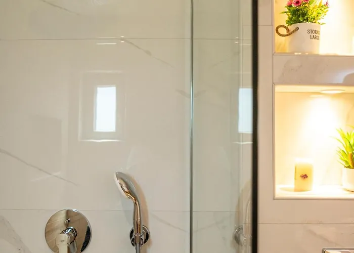 Marias Light Near The Sea Apartman